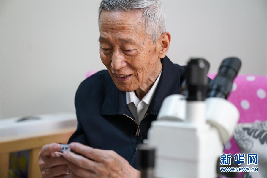 （新華全媒頭條&middot;時(shí)代先鋒&middot;圖文互動(dòng)）（2）傳奇的英雄 無悔的忠誠(chéng)&mdash;&mdash;記刑偵痕跡檢驗(yàn)專家崔道植