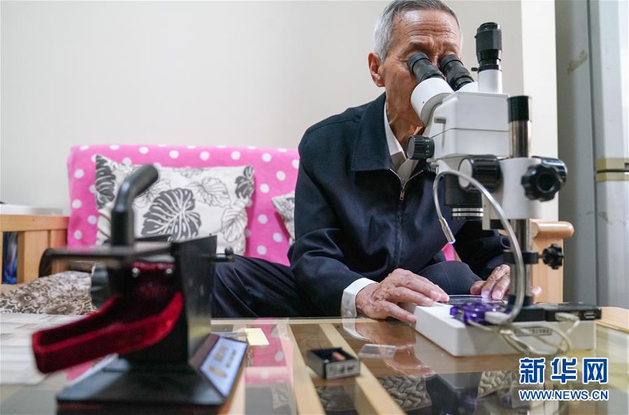 （新華全媒頭條&middot;時(shí)代先鋒&middot;圖文互動(dòng)）（6）傳奇的英雄 無悔的忠誠(chéng)&mdash;&mdash;記刑偵痕跡檢驗(yàn)專家崔道植