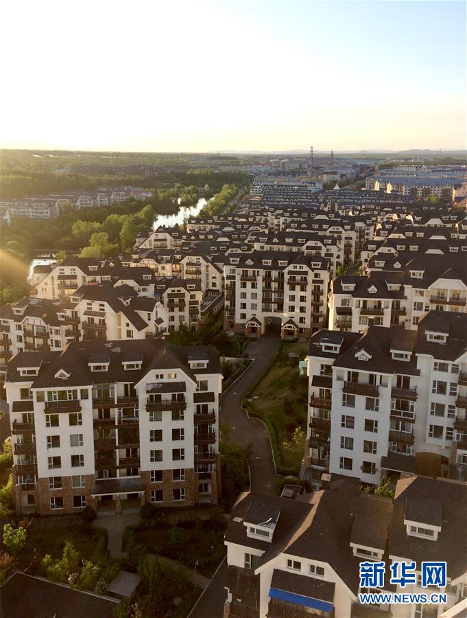 （在習近平新時代中國特色社會主義思想指引下&mdash;&mdash;新時代新作為新篇章&middot;圖文互動）（2）在這里，遇見&ldquo;詩和遠方&rdquo;&mdash;&mdash;長白山下&ldquo;第一鎮&rdquo;的全域旅游實踐