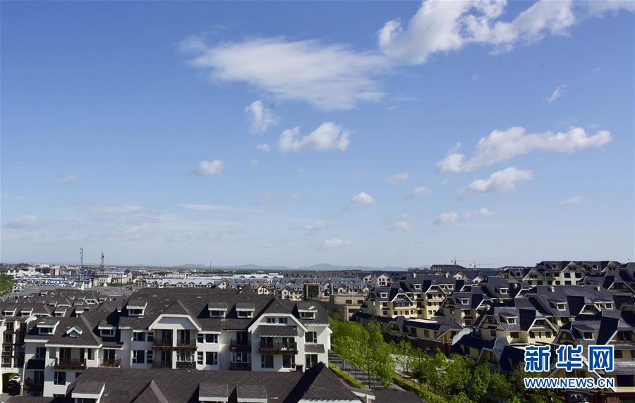 （在習近平新時代中國特色社會主義思想指引下&mdash;&mdash;新時代新作為新篇章&middot;圖文互動）（1）在這里，遇見&ldquo;詩和遠方&rdquo;&mdash;&mdash;長白山下&ldquo;第一鎮&rdquo;的全域旅游實踐