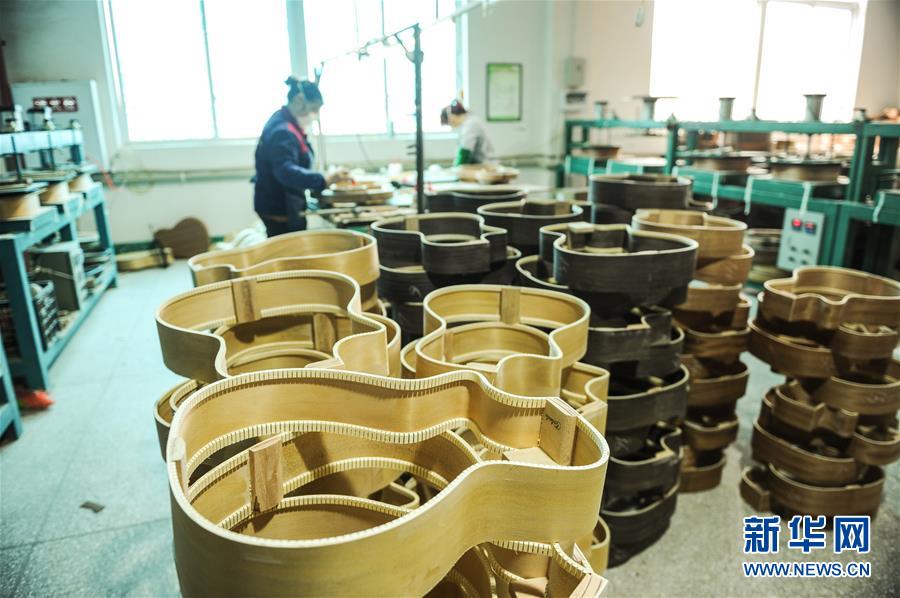 （在習近平新時代中國特色社會主義思想指引下&mdash;&mdash;新時代新作為新篇章&middot;圖文互動）（4）貴州正安：吉他奏響發展&ldquo;神曲&rdquo;