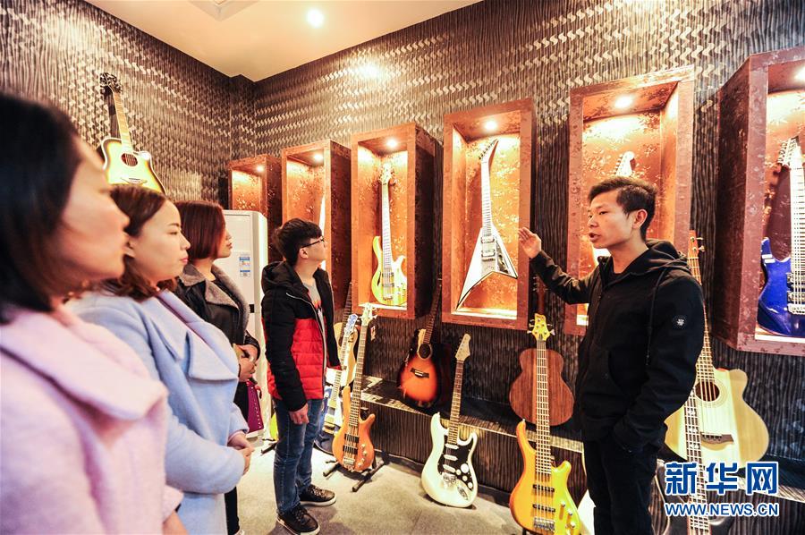 （在習近平新時代中國特色社會主義思想指引下&mdash;&mdash;新時代新作為新篇章&middot;圖文互動）（7）貴州正安：吉他奏響發展&ldquo;神曲&rdquo;