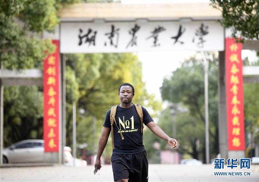 （在習(xí)近平新時(shí)代中國(guó)特色社會(huì)主義思想指引下&mdash;&mdash;新時(shí)代新作為新篇章&middot;總書記關(guān)切開放事&middot;圖文互動(dòng)）（9）來(lái)中國(guó)&ldquo;學(xué)種地&rdquo;的&ldquo;洋學(xué)生&rdquo;