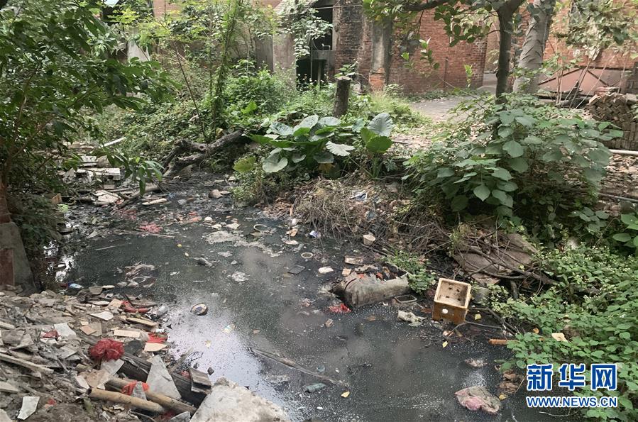 （圖文互動(dòng)）（1）河長(zhǎng)職責(zé)寫(xiě)得明明白白，條條舉措無(wú)一落實(shí)&mdash;&mdash;國(guó)務(wù)院檢查組暗訪核查佛山一農(nóng)村河涌黑臭十余年無(wú)人管理