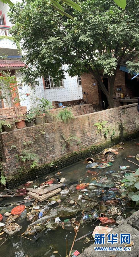 （圖文互動(dòng)）（2）河長(zhǎng)職責(zé)寫(xiě)得明明白白，條條舉措無(wú)一落實(shí)&mdash;&mdash;國(guó)務(wù)院檢查組暗訪核查佛山一農(nóng)村河涌黑臭十余年無(wú)人管理