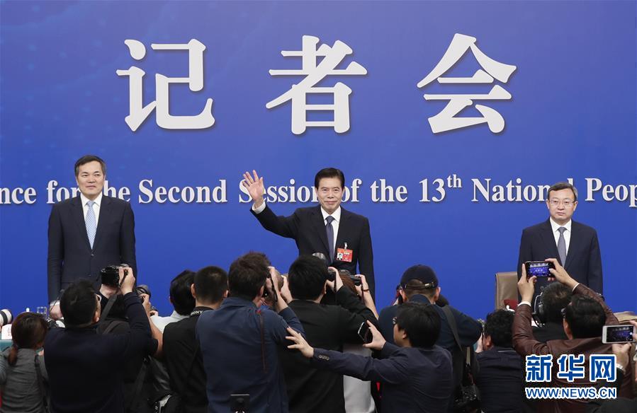 （兩會&middot;XHDW）（2）商務部部長鐘山等就&ldquo;促進形成強大國內(nèi)市場 推動全方位對外開放&rdquo;答記者問