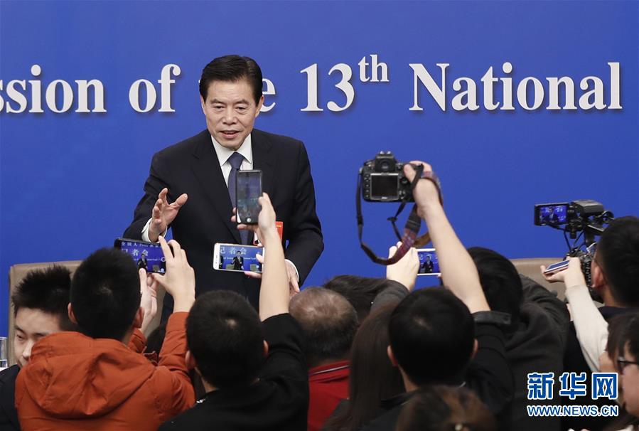 （兩會&middot;XHDW）（12）商務(wù)部部長鐘山等就&ldquo;促進形成強大國內(nèi)市場 推動全方位對外開放&rdquo;答記者問