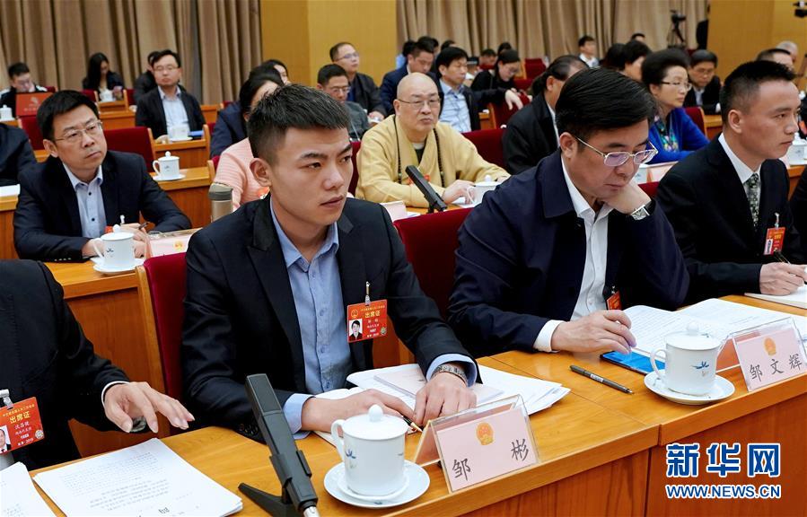 （新華全媒頭條&middot;兩會特別報道&middot;圖文互動）（7）向著夢想的接力&mdash;&mdash;&ldquo;90歲&rdquo;與&ldquo;95后&rdquo;代表的&ldquo;對話&rdquo;