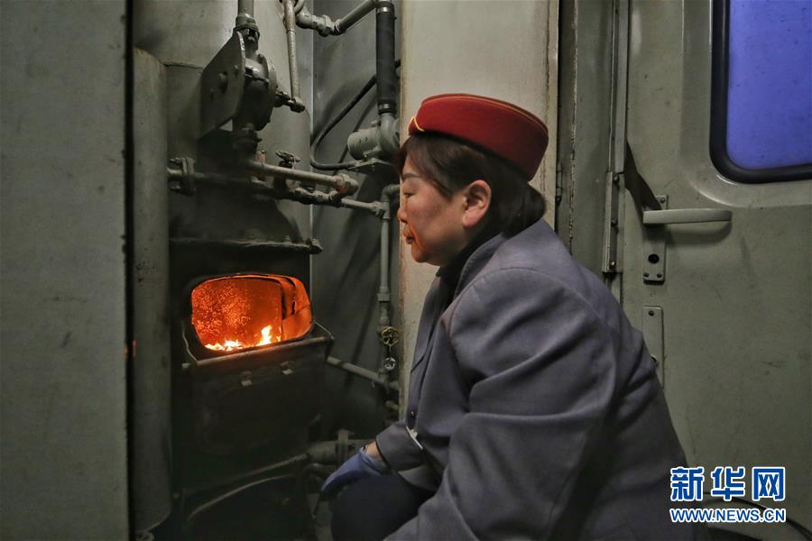 （新春走基層&middot;圖文互動）（2）小康路上，與&ldquo;小慢車&rdquo;同行&mdash;&mdash;長白山區綠皮火車二三事