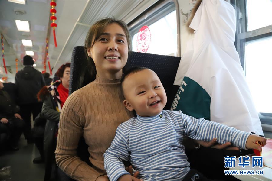 （新春走基層&middot;圖文互動）（3）小康路上，與&ldquo;小慢車&rdquo;同行&mdash;&mdash;長白山區綠皮火車二三事