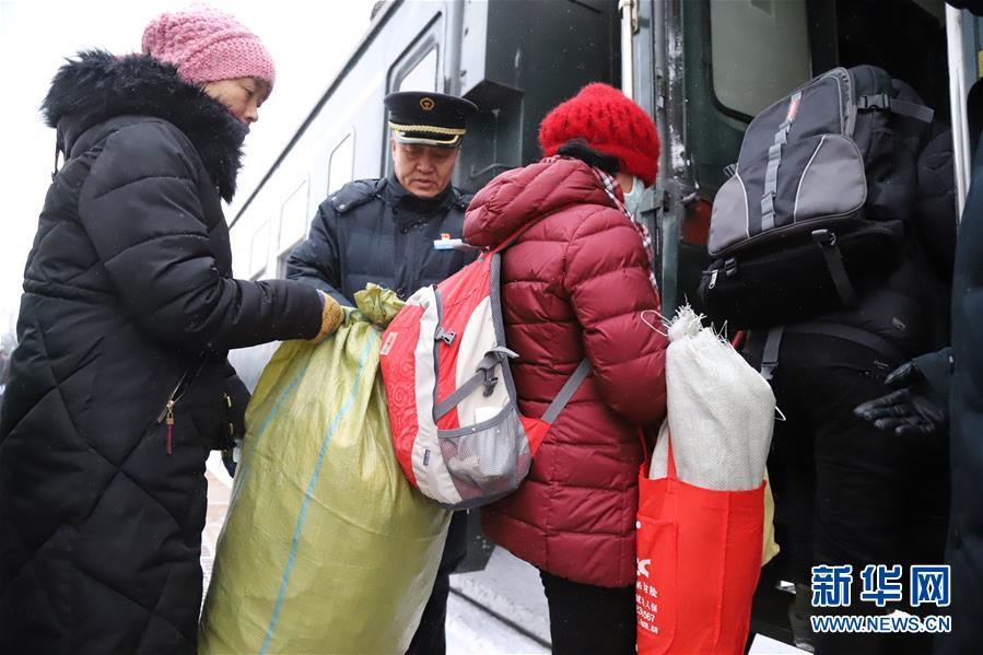 （新春走基層&middot;圖文互動）（4）小康路上，與&ldquo;小慢車&rdquo;同行&mdash;&mdash;長白山區綠皮火車二三事