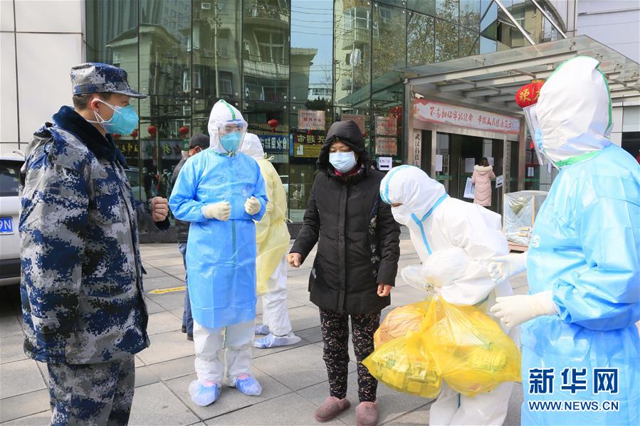 （新華全媒頭條&middot;圖文互動(dòng)）（1）黨旗，高高飄揚(yáng)在防控疫情斗爭(zhēng)第一線&mdash;&mdash;各級(jí)黨組織和廣大黨員干部投身疫情防控阻擊戰(zhàn)紀(jì)實(shí)