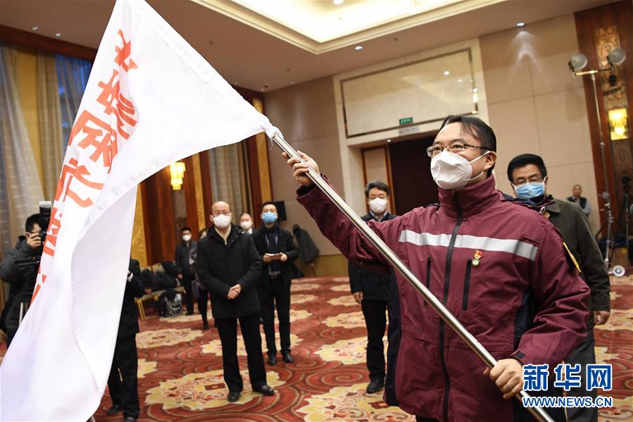 （新華全媒頭條&middot;圖文互動(dòng)）（3）黨旗，高高飄揚(yáng)在防控疫情斗爭(zhēng)第一線&mdash;&mdash;各級(jí)黨組織和廣大黨員干部投身疫情防控阻擊戰(zhàn)紀(jì)實(shí)