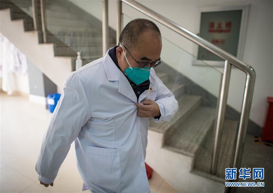 （新華全媒頭條&middot;聚焦疫情防控&middot;圖文互動）（1）拼漸凍生命 與疫魔競速&mdash;&mdash;記疫情&ldquo;風(fēng)暴眼&rdquo;中武漢金銀潭醫(yī)院院長張定宇