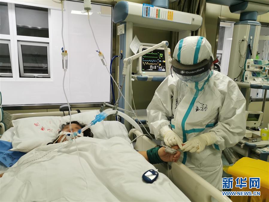 （一線抗疫群英譜&middot;圖文互動(dòng)）（2）生命之光，溫暖&ldquo;無(wú)面之交&rdquo;&mdash;&mdash;記抗疫一線重癥監(jiān)護(hù)室90后護(hù)士金鈺 