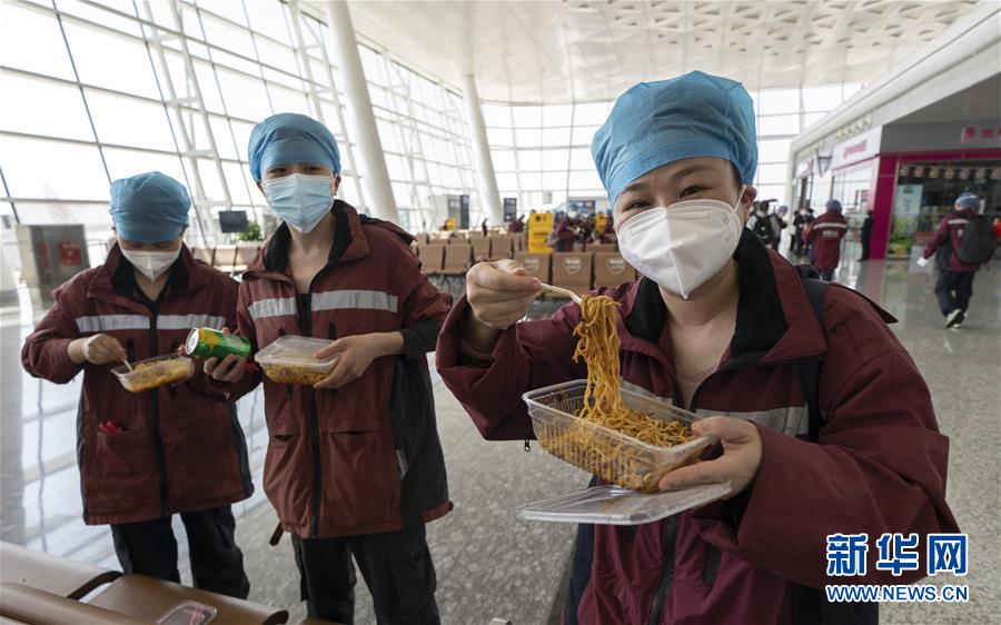 （新華全媒頭條&middot;圖文互動）（13）最美逆行者，武漢永遠記得你！&mdash;&mdash;首批援鄂醫(yī)療隊返程紀實