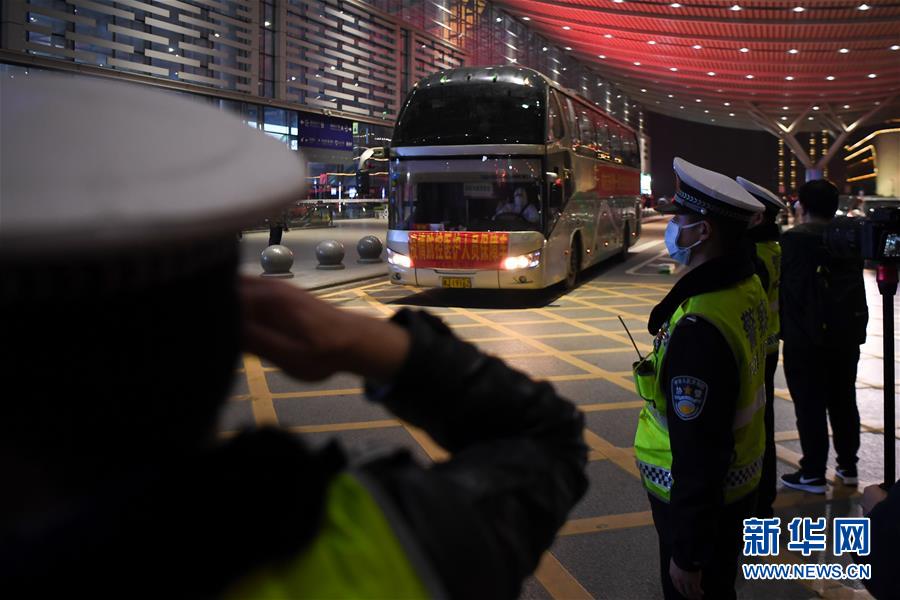 （新華全媒頭條&middot;圖文互動）（15）最美逆行者，武漢永遠記得你！&mdash;&mdash;首批援鄂醫(yī)療隊返程紀實