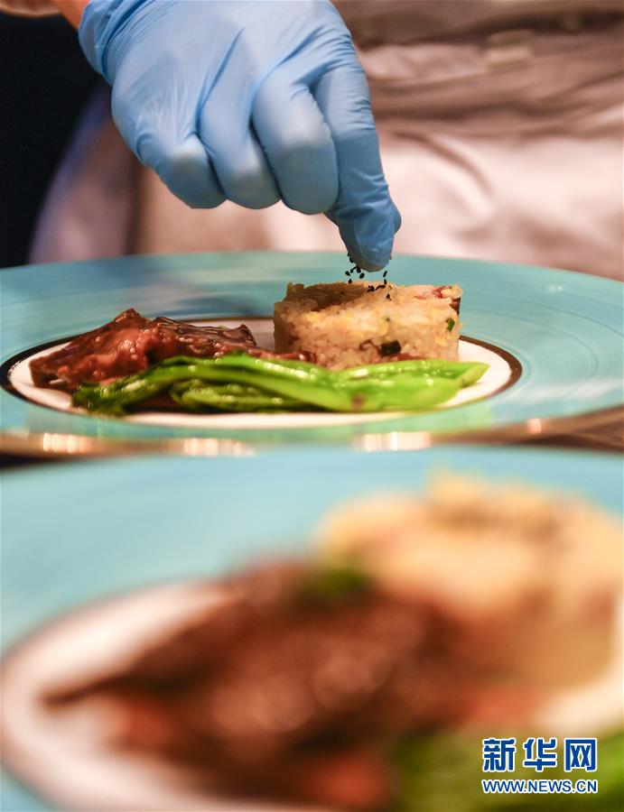 (圖文互動(dòng))(2)東北“大盤(pán)菜”與“公勺公筷”攜手同行