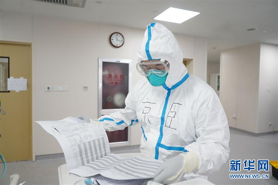 （一線抗疫群英譜&middot;圖文互動）（1）被病人咬了一口的醫生張京臣：&ldquo;說明他恢復得還不錯&rdquo;