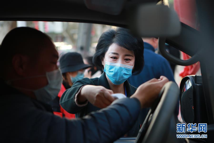 （習(xí)近平致敬的戰(zhàn)&ldquo;疫&rdquo;英雄&middot;下沉干部篇&middot;圖文互動）（2）他們，挺身而出守防線