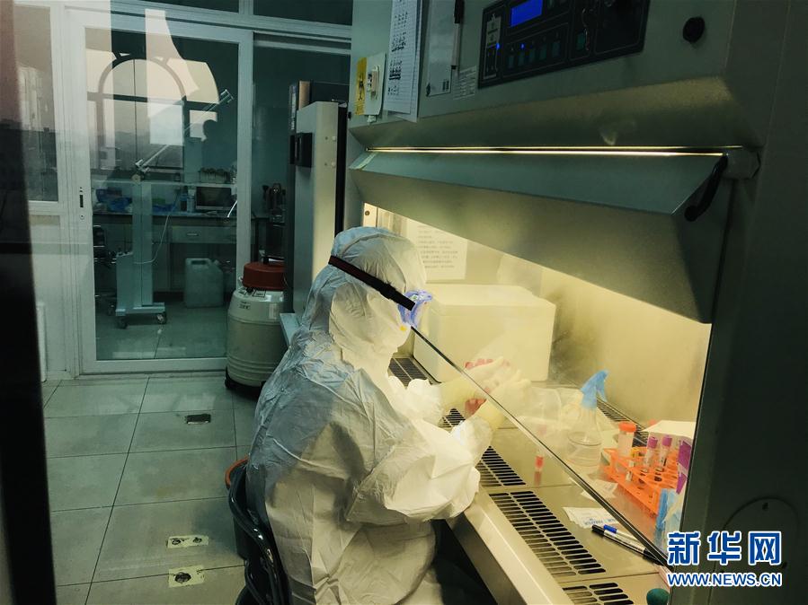 （習近平致敬的戰&ldquo;疫&rdquo;英雄&middot;科技工作者篇&middot;圖文互動）（3）他們，爭分奪秒與病魔較量