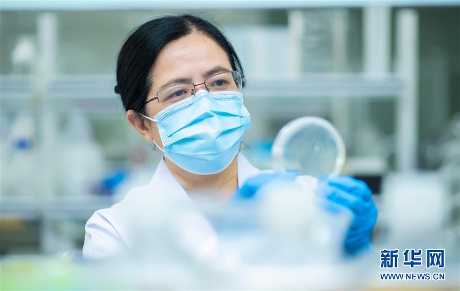 （習近平致敬的戰&ldquo;疫&rdquo;英雄&middot;科技工作者篇&middot;圖文互動）（4）他們，爭分奪秒與病魔較量