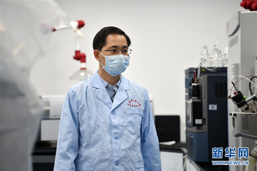 （習近平致敬的戰&ldquo;疫&rdquo;英雄&middot;科技工作者篇&middot;圖文互動）（6）他們，爭分奪秒與病魔較量