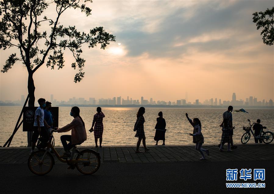 （在習近平新時代中國特色社會主義思想指引下&mdash;&mdash;新時代新作為新篇章&middot;習近平總書記關切事&middot;圖文互動）（10）疫情防控不減壓　復工復產正加速&mdash;&mdash;武漢&ldquo;解封&rdquo;滿月觀察