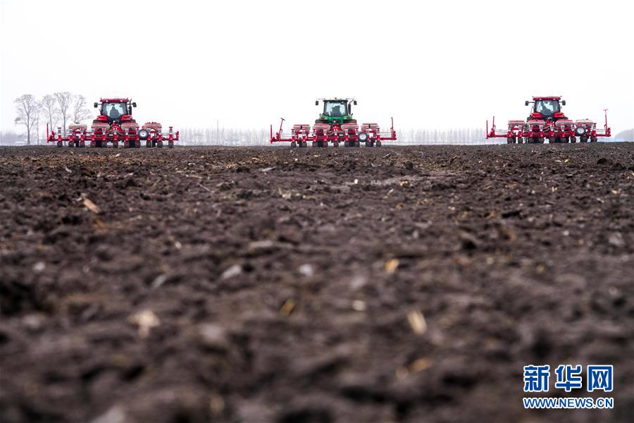（在習近平新時代中國特色社會主義思想指引下&mdash;&mdash;新時代新作為新篇章&middot;習近平總書記關切事&middot;圖文互動）（2）讓農民挑上&ldquo;金扁擔&rdquo;&mdash;&mdash;農業現代化的生動實踐掃描