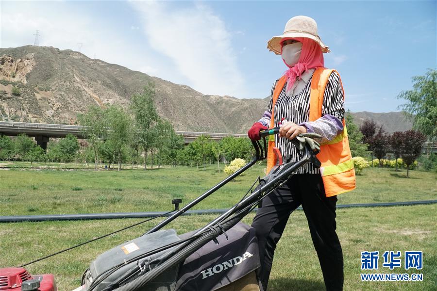 (決戰決勝脫貧攻堅·圖文互動)(3)李三姐有了“美”差事