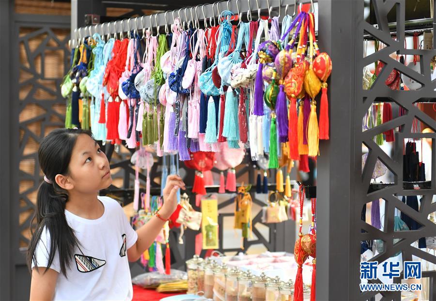 （新華全媒頭條&middot;圖文互動）（4）線上線下消費升溫 文旅活動邁上&ldquo;云端&rdquo;&mdash;&mdash;端午假期透視我國經(jīng)濟高質(zhì)量發(fā)展新動力