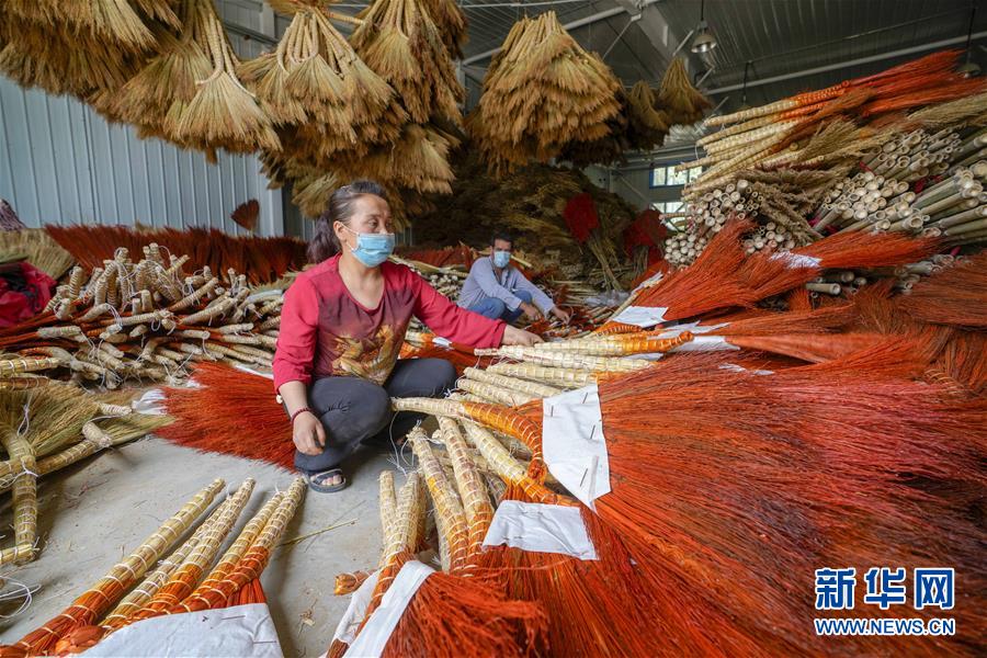 （決戰決勝脫貧攻堅&middot;圖文互動）（1）&ldquo;掃&rdquo;出脫貧路：南疆深貧村巧變&ldquo;創業村&rdquo;