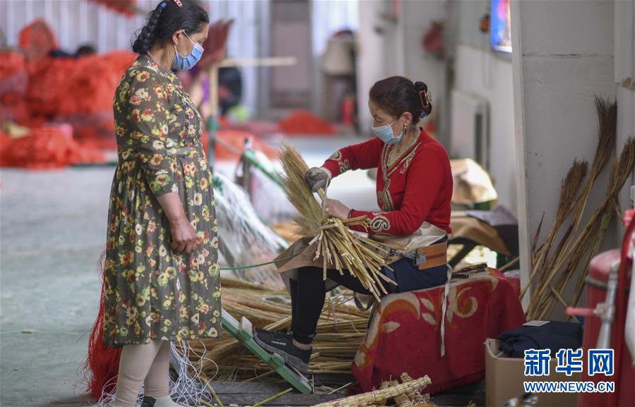 （決戰決勝脫貧攻堅&middot;圖文互動）（2）&ldquo;掃&rdquo;出脫貧路：南疆深貧村巧變&ldquo;創業村&rdquo;