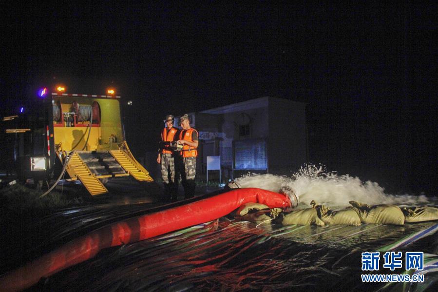 （防汛抗洪&middot;圖文互動）（3）洪水不退，子弟兵誓死不退&mdash;&mdash;解放軍和武警部隊官兵參與洪澇災害搶險救援記事