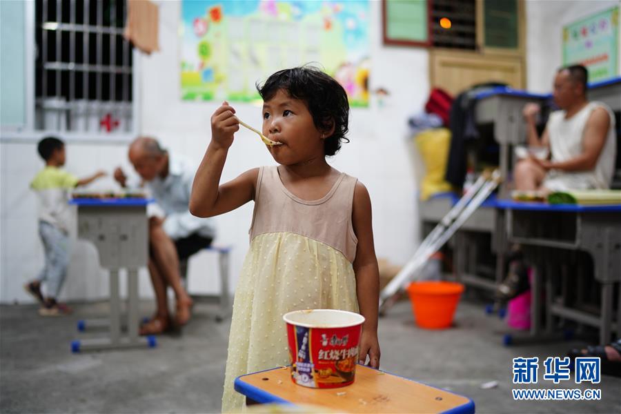 （在習近平新時代中國特色社會主義思想指引下&mdash;&mdash;新時代新作為新篇章&middot;習近平總書記關切事&middot;圖文互動）（1）遮風雨 送安穩(wěn)&mdash;&mdash;受災群眾轉(zhuǎn)移安置中的暖心故事