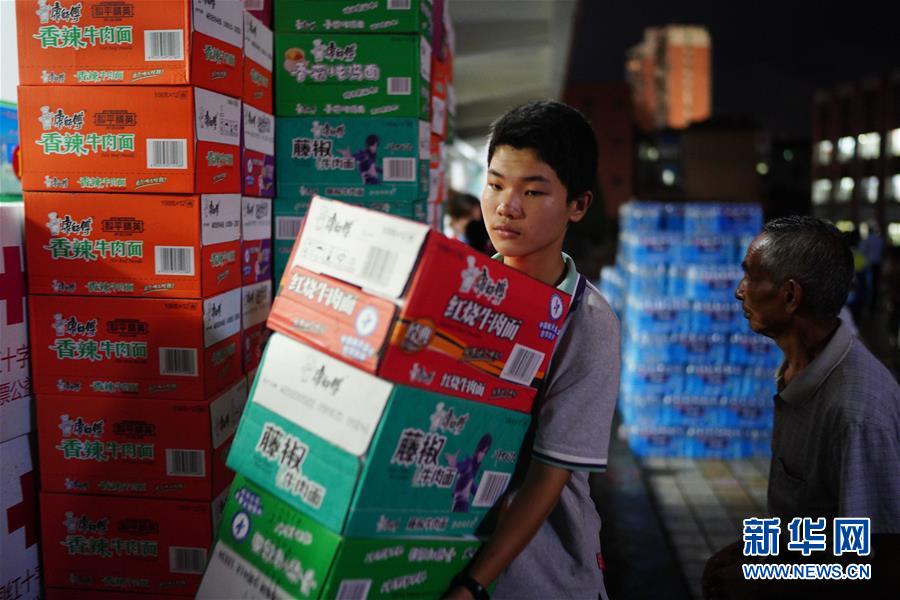 （在習近平新時代中國特色社會主義思想指引下&mdash;&mdash;新時代新作為新篇章&middot;習近平總書記關切事&middot;圖文互動）（2）遮風雨 送安穩(wěn)&mdash;&mdash;受災群眾轉(zhuǎn)移安置中的暖心故事