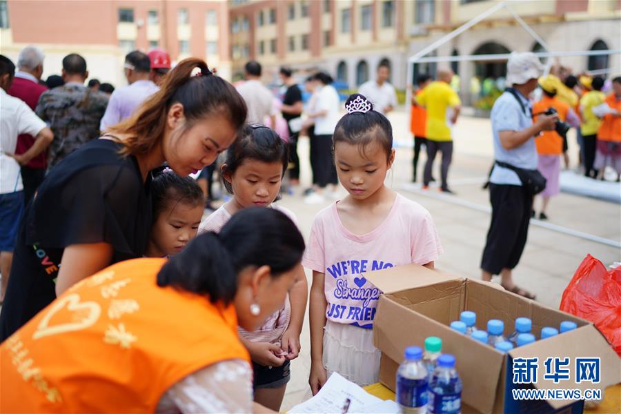 （在習近平新時代中國特色社會主義思想指引下&mdash;&mdash;新時代新作為新篇章&middot;習近平總書記關切事&middot;圖文互動）（7）遮風雨 送安穩(wěn)&mdash;&mdash;受災群眾轉(zhuǎn)移安置中的暖心故事