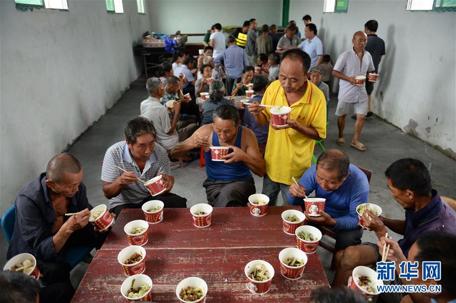 （在習近平新時代中國特色社會主義思想指引下&mdash;&mdash;新時代新作為新篇章&middot;習近平總書記關切事&middot;圖文互動）（9）遮風雨 送安穩(wěn)&mdash;&mdash;受災群眾轉(zhuǎn)移安置中的暖心故事