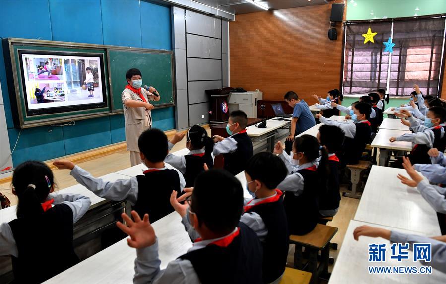 （新華全媒頭條&middot;圖文互動(dòng)）（18）&ldquo;美麗的中國夢屬于你們&rdquo;&mdash;&mdash;以習(xí)近平同志為核心的黨中央關(guān)心少年兒童工作紀(jì)實(shí)