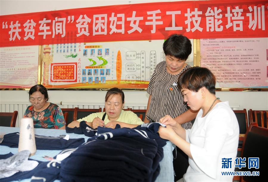 （決戰決勝脫貧攻堅&middot;圖文互動）（1）內蒙古河套：一雙巧手、一副棒針、一團毛線打造貧困戶&ldquo;炕頭經濟&rdquo;