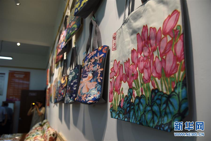 （走向我們的小康生活&middot;圖文互動）（7）放下鋤頭拿畫筆&mdash;&mdash;山東青州農(nóng)民畫繪出美好新生活