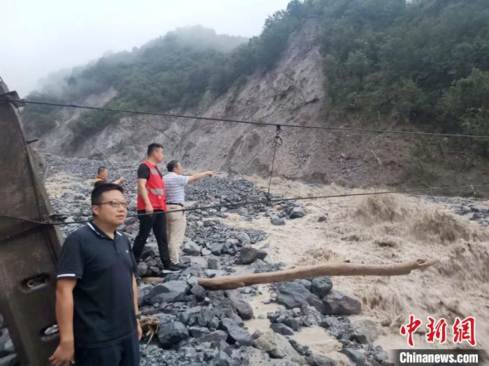 工作人員正在查勘泥石流災情?！ソ?攝