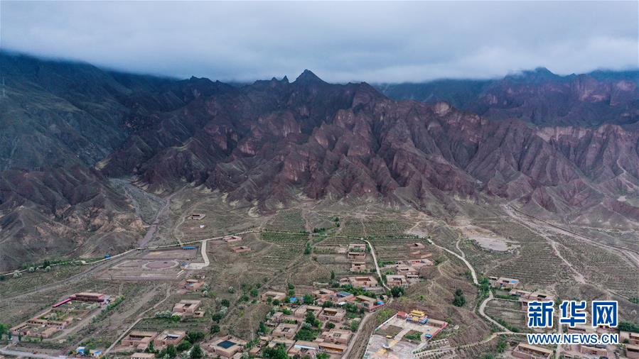 （新華全媒頭條&middot;走向我們的小康生活&middot;決戰(zhàn)決勝脫貧攻堅(jiān)&middot;圖文互動(dòng)）（6）高原上綻放的光芒&mdash;&mdash;來(lái)自青海攻克深度貧困堡壘的故事