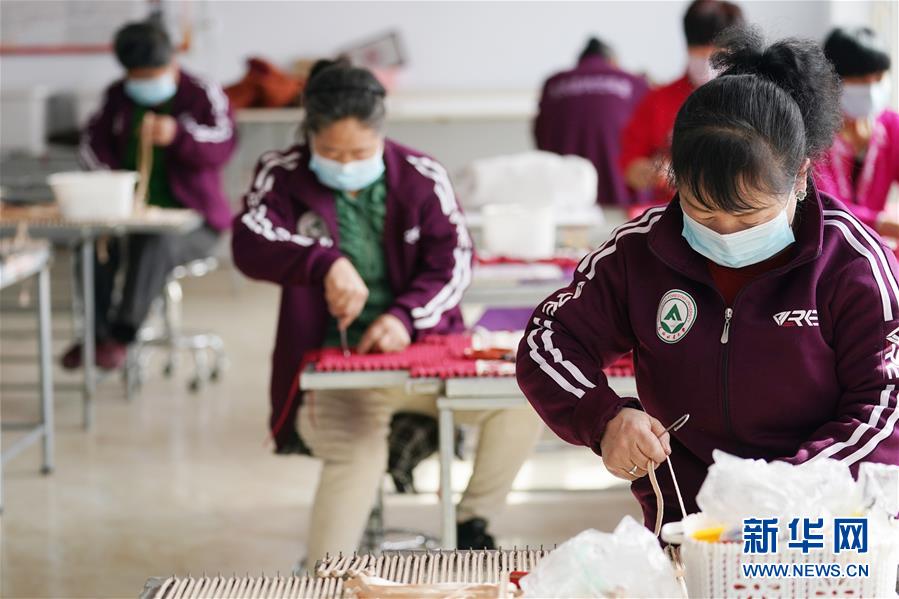 （在習(xí)近平新時(shí)代中國特色社會(huì)主義思想指引下&mdash;&mdash;新時(shí)代新作為新篇章&middot;習(xí)近平總書記關(guān)切事&middot;圖文互動(dòng)）（4）讓貧困勞動(dòng)力端穩(wěn)就業(yè)的&ldquo;飯碗&rdquo;&mdash;&mdash;各地就業(yè)扶貧不松勁鞏固脫貧成果