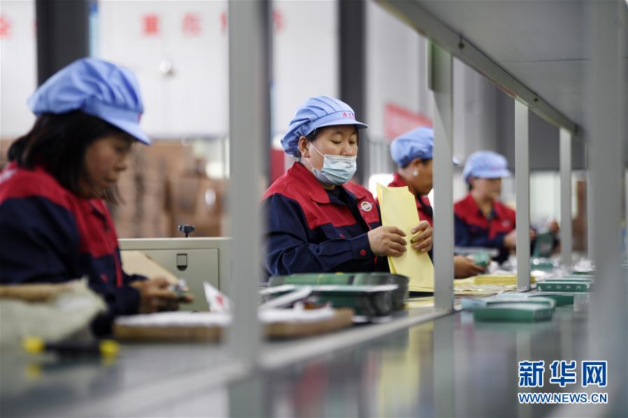 （在習近平新時代中國特色社會主義思想指引下&mdash;&mdash;新時代新作為新篇章&middot;習近平總書記關切事&middot;圖文互動）（1）&ldquo;綠色銀行&rdquo;發工資、&ldquo;股東&rdquo;分紅來敲門&hellip;&hellip;&mdash;&mdash;探索長效脫貧致富新機制見聞