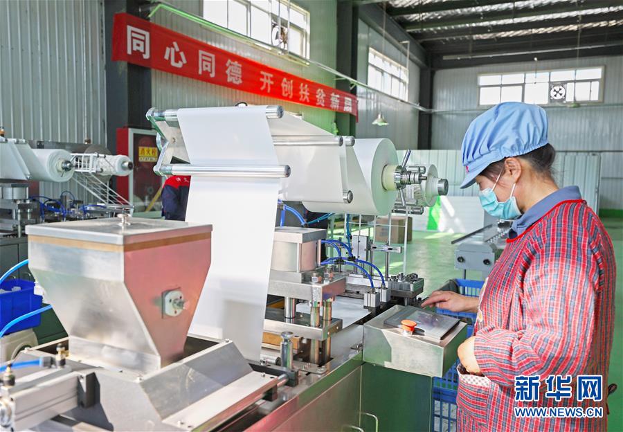 （在習近平新時代中國特色社會主義思想指引下&mdash;&mdash;新時代新作為新篇章&middot;習近平總書記關切事&middot;圖文互動）（2）&ldquo;綠色銀行&rdquo;發工資、&ldquo;股東&rdquo;分紅來敲門&hellip;&hellip;&mdash;&mdash;探索長效脫貧致富新機制見聞