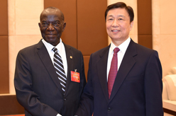 李源潮會見烏干達(dá)副總統(tǒng)愛德華&middot;塞坎迪
