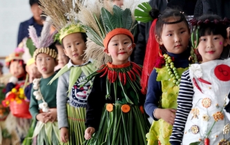 浙江：金華浦江縣&ldquo;果蔬寶寶&rdquo;演繹鄉(xiāng)土風情