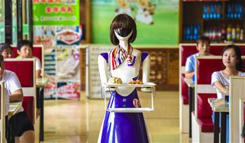 河北深州：機器人在小餐廳&ldquo;上崗&rdquo;