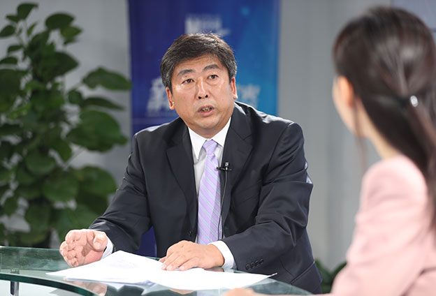 具體落在實處就是把方向，管大局，保落實